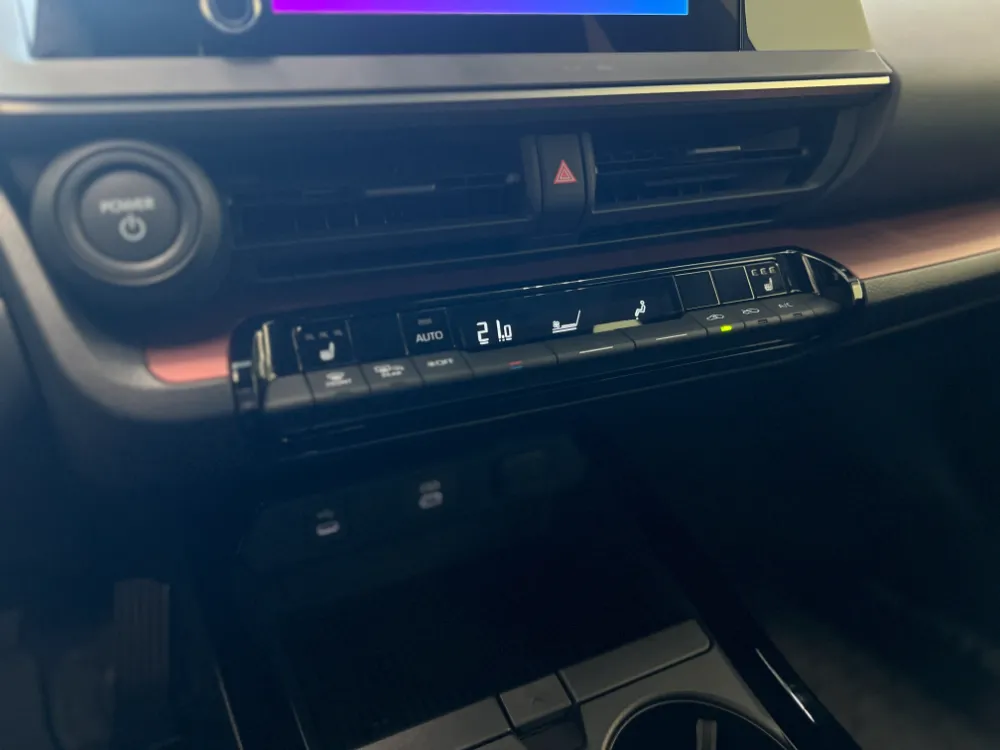 2023 toyota prius prime se white 11